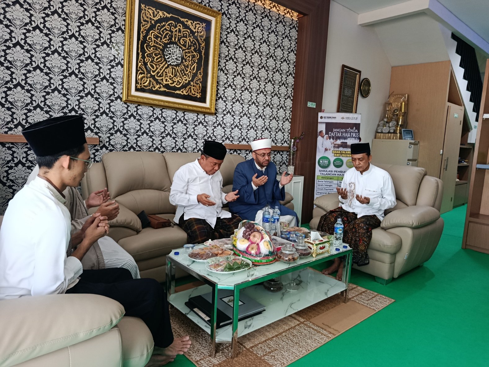 berdoa bersama di kantor abba tour